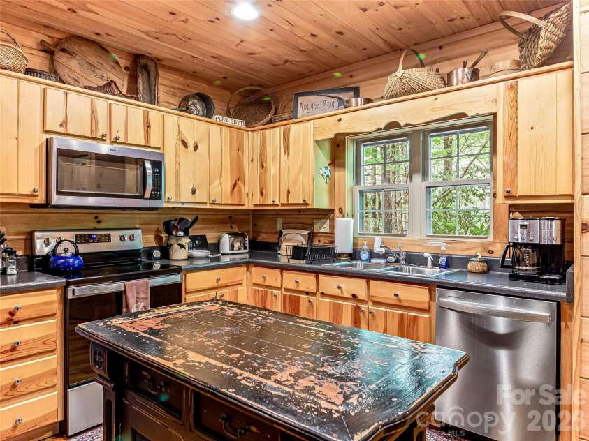 250 Fairway Drive, Lake Toxaway, NC 28747.  MLS# CAR4393346, YatesRealty ID 30586. 