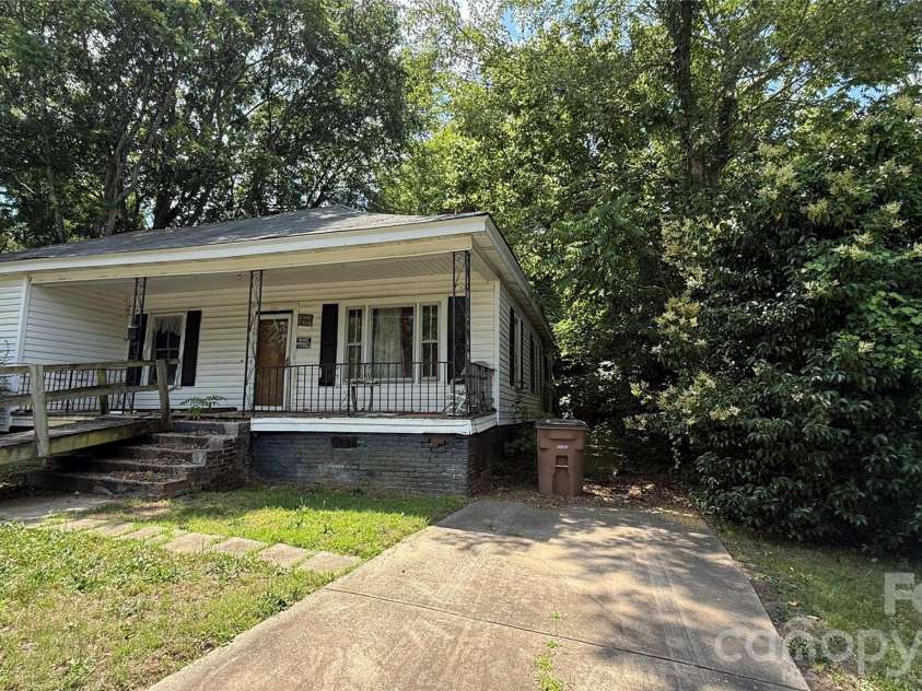 416 Martin Street, Shelby, NC 28150.  MLS# CAR4393918, YatesRealty ID 30589. 