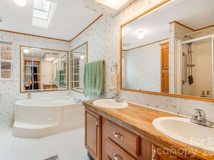 106 Avian Court, Brevard, NC 28712.  MLS# CAR4341571, YatesRealty ID 3059. 