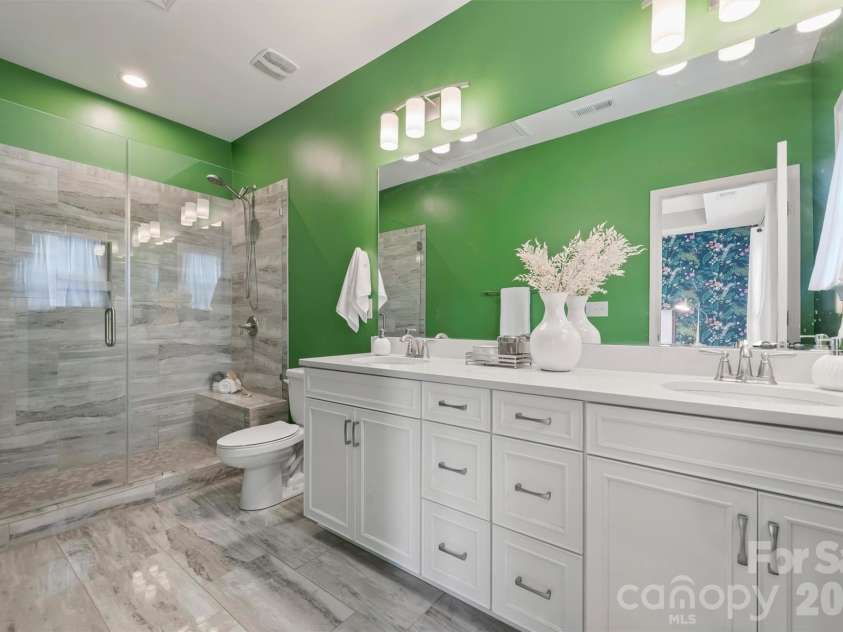 420 Grey Reagan Trail, Charlotte, NC 28211.  MLS# CAR4374301, YatesRealty ID 30591. Primary suite bathroom