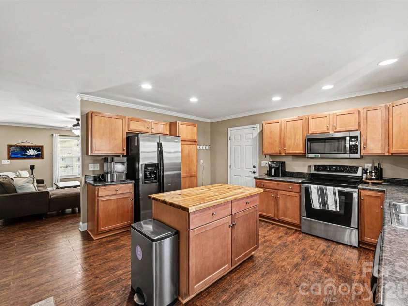 2720 Hill Top Drive, Salisbury, NC 28147.  MLS# CAR4388027, YatesRealty ID 30592. Open Floor plan/ Kitchen with Island