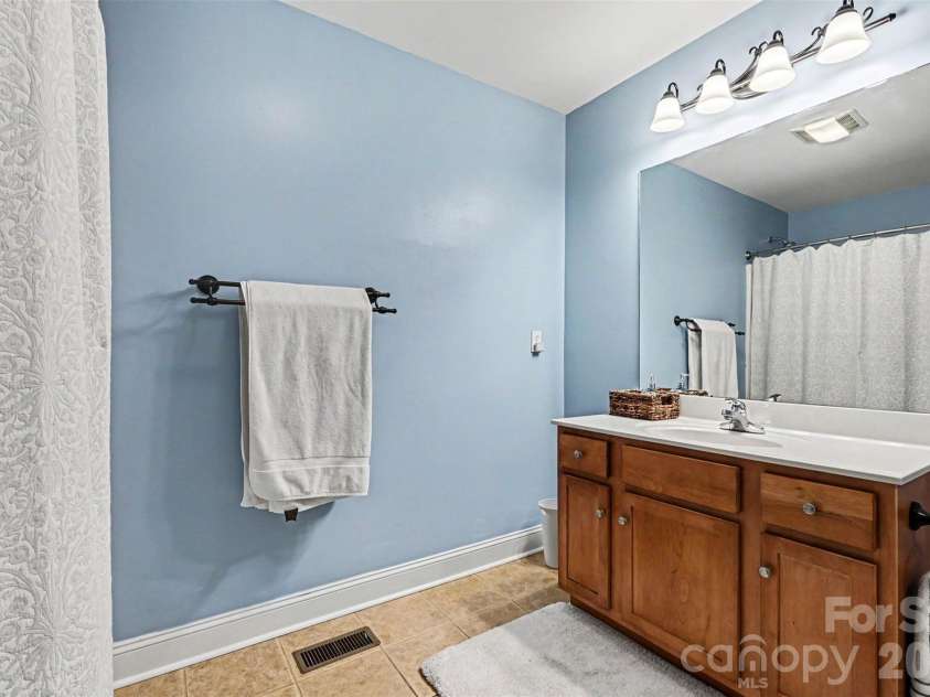 2720 Hill Top Drive, Salisbury, NC 28147.  MLS# CAR4388027, YatesRealty ID 30592. Secondary Hall Bath