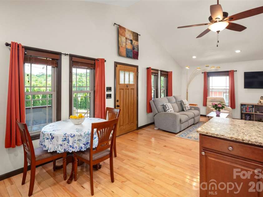 190 Joyner Avenue, Asheville, NC 28806.  MLS# CAR4380603, YatesRealty ID 30595. Eat in kitchen makes entertaining a breeze