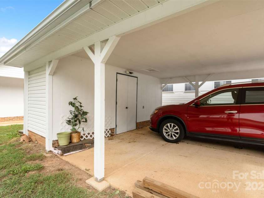 5909 Lake Valley Road, Clover, SC 29710.  MLS# CAR4288971, YatesRealty ID 30598. 