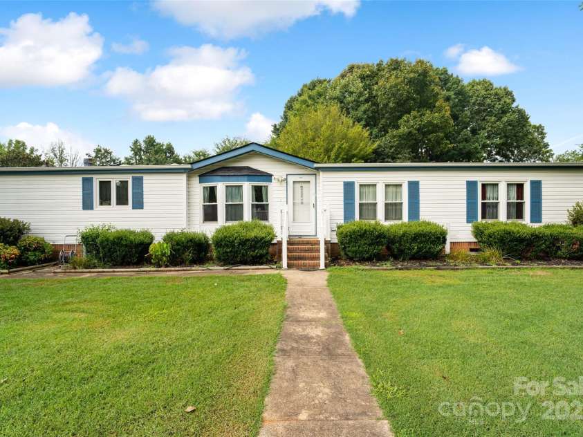 5909 Lake Valley Road, Clover, SC 29710.  MLS# CAR4288971, YatesRealty ID 30598. 