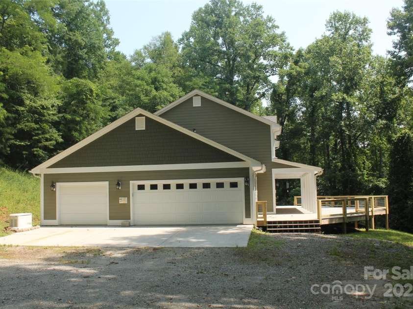 166 Jay Bird Drive, Sylva, NC 28779.  MLS# CAR4289946, YatesRealty ID 30599. 