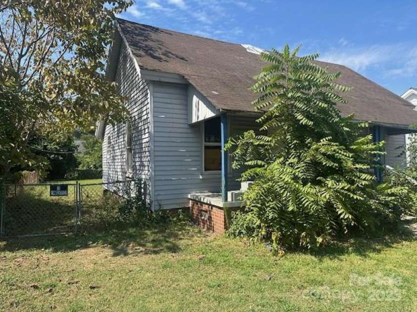 407 FLORENCE Street, Clinton, SC 29325.  MLS# CAR4304608, YatesRealty ID 3060. 