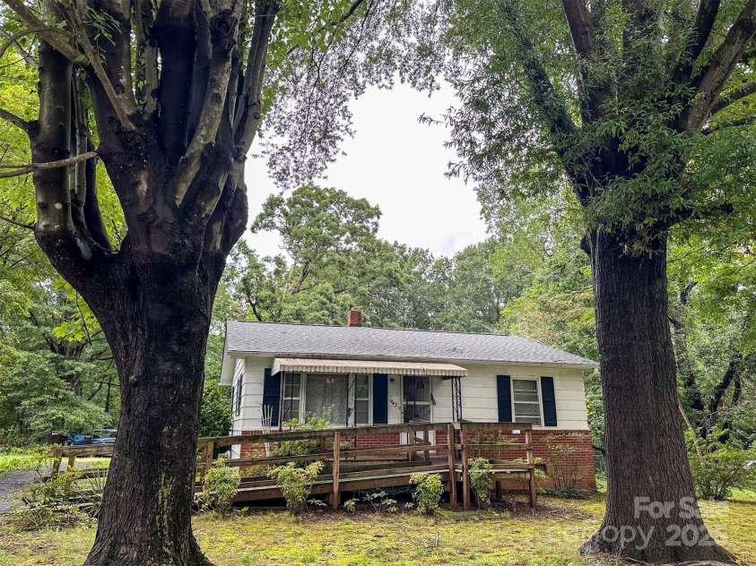 1443 9th Avenue, Hickory, NC 28602.  MLS# CAR4289249, YatesRealty ID 30601. 