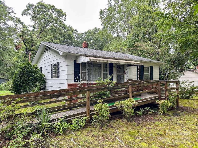 1443 9th Avenue, Hickory, NC 28602.  MLS# CAR4289249, YatesRealty ID 30601. 