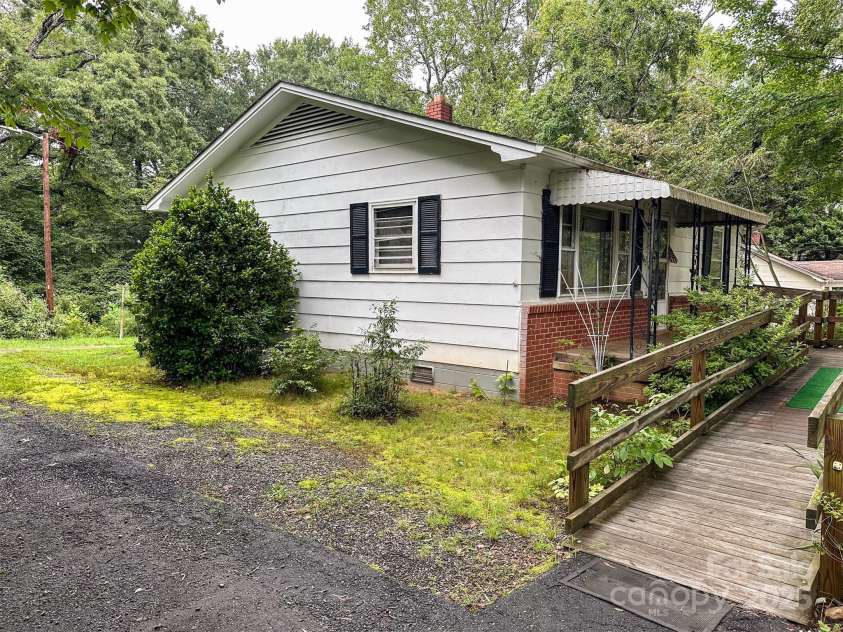 1443 9th Avenue, Hickory, NC 28602.  MLS# CAR4289249, YatesRealty ID 30601. 