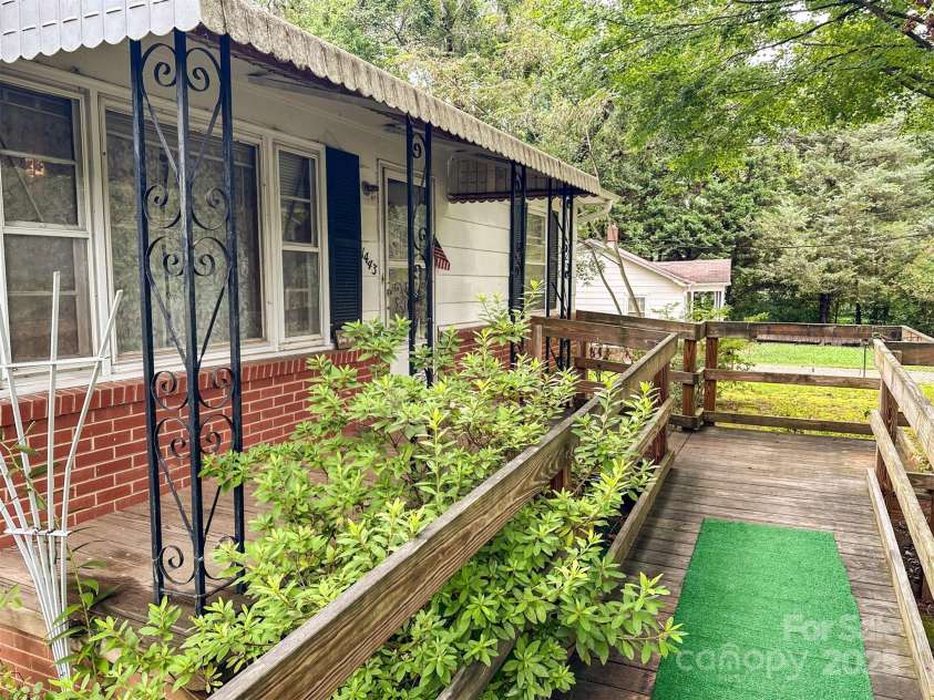1443 9th Avenue, Hickory, NC 28602.  MLS# CAR4289249, YatesRealty ID 30601. 