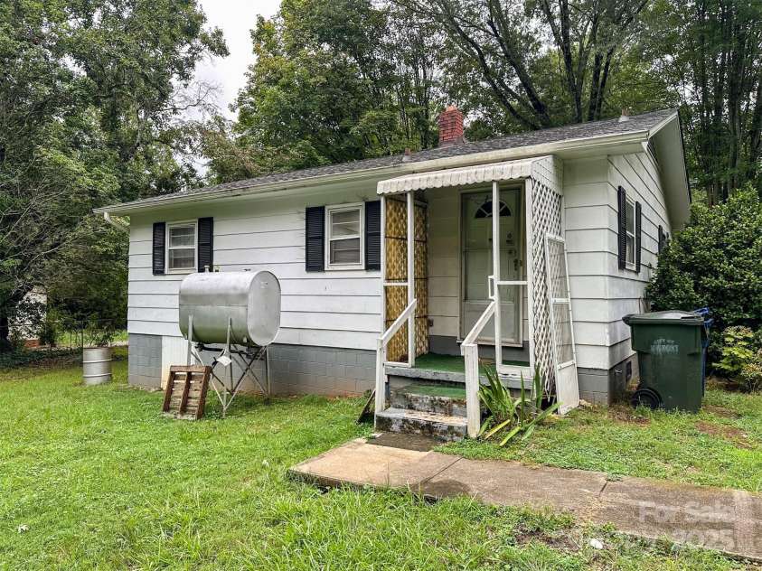 1443 9th Avenue, Hickory, NC 28602.  MLS# CAR4289249, YatesRealty ID 30601. 