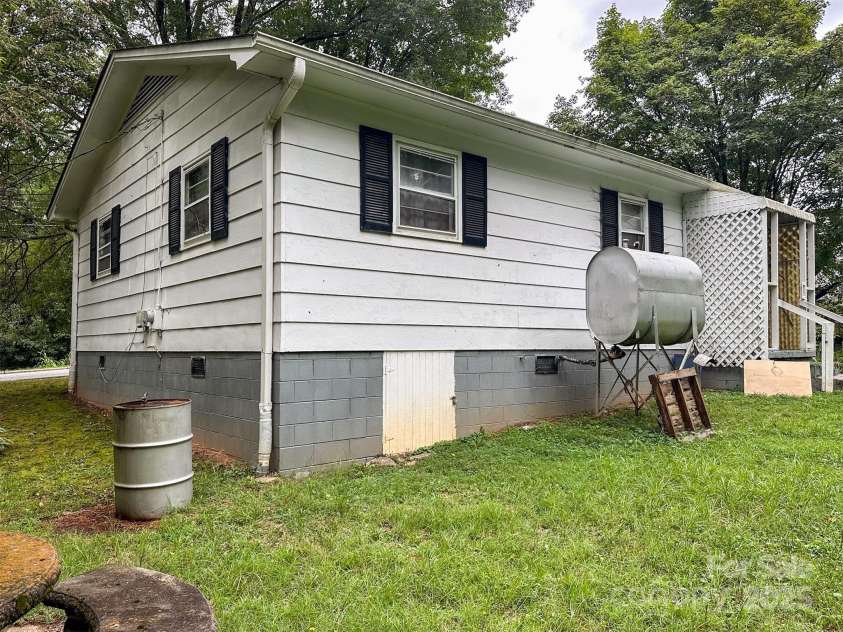 1443 9th Avenue, Hickory, NC 28602.  MLS# CAR4289249, YatesRealty ID 30601. 