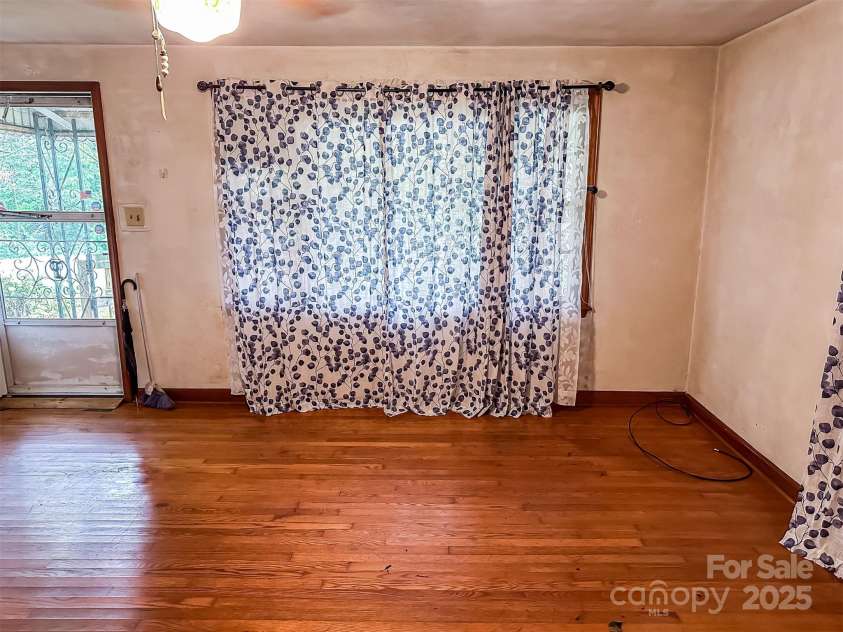 1443 9th Avenue, Hickory, NC 28602.  MLS# CAR4289249, YatesRealty ID 30601. 