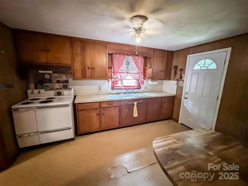 1443 9th Avenue, Hickory, NC 28602.  MLS# CAR4289249, YatesRealty ID 30601. 