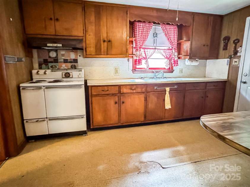 1443 9th Avenue, Hickory, NC 28602.  MLS# CAR4289249, YatesRealty ID 30601. 