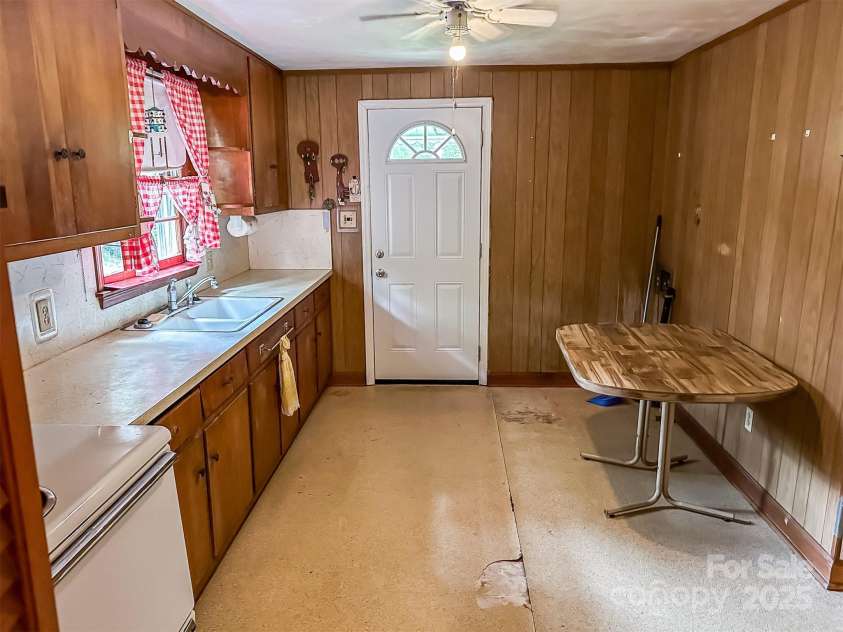 1443 9th Avenue, Hickory, NC 28602.  MLS# CAR4289249, YatesRealty ID 30601. 