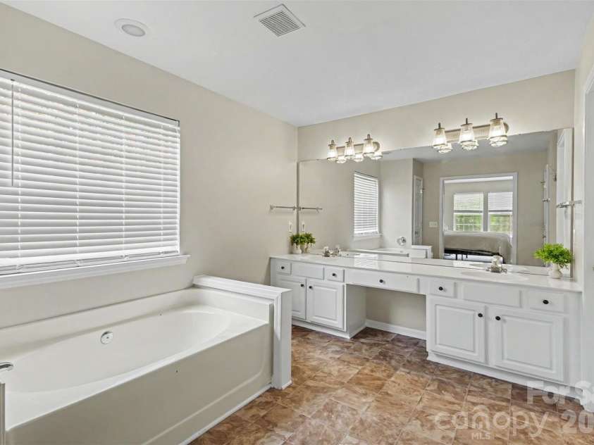 9204 Culcairn Road, Huntersville, NC 28078.  MLS# CAR4390421, YatesRealty ID 30602. Primary Bath