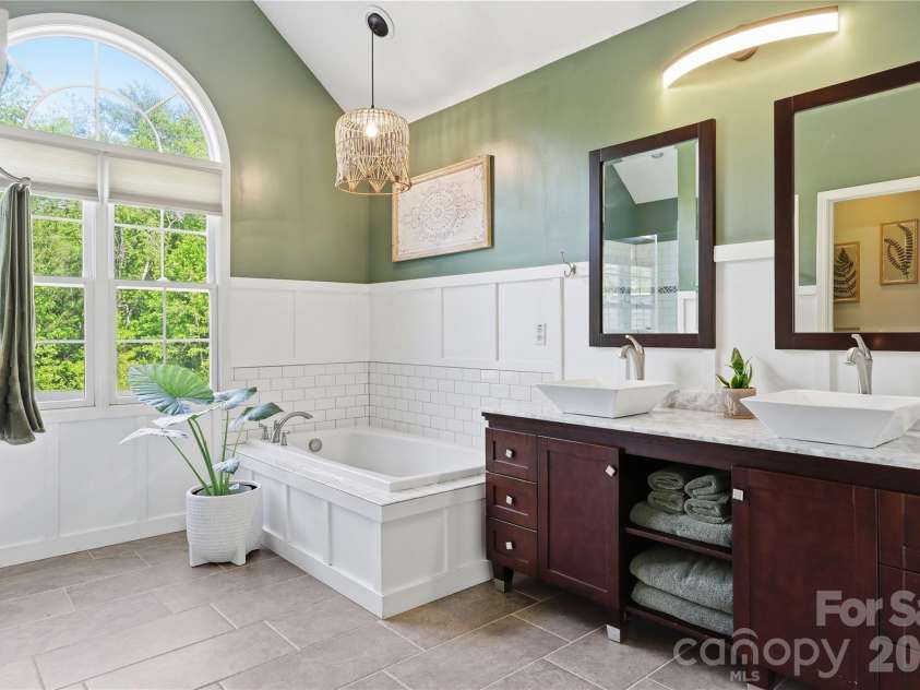 275 Ferguson Drive, Asheville, NC 28806.  MLS# CAR4379726, YatesRealty ID 30603. 