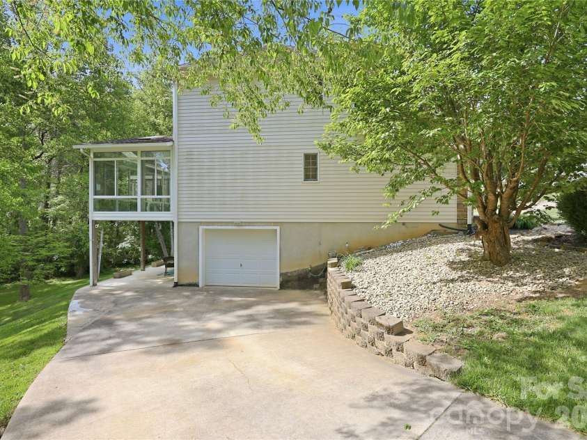 275 Ferguson Drive, Asheville, NC 28806.  MLS# CAR4379726, YatesRealty ID 30603. 