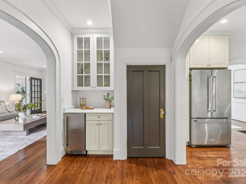1638 Hertford Road, Charlotte, NC 28207.  MLS# CAR4280556, YatesRealty ID 30604. 
