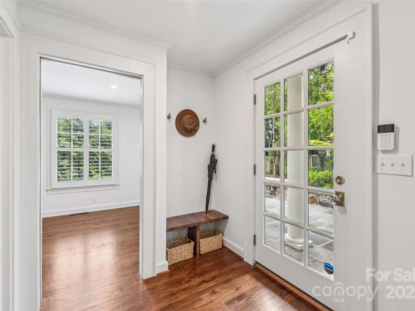 1638 Hertford Road, Charlotte, NC 28207.  MLS# CAR4280556, YatesRealty ID 30604. 