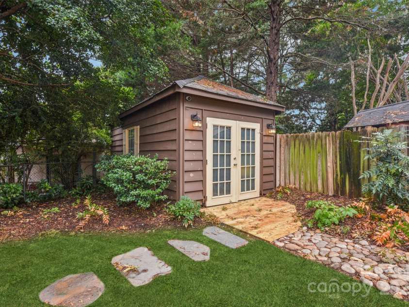 1638 Hertford Road, Charlotte, NC 28207.  MLS# CAR4280556, YatesRealty ID 30604. 