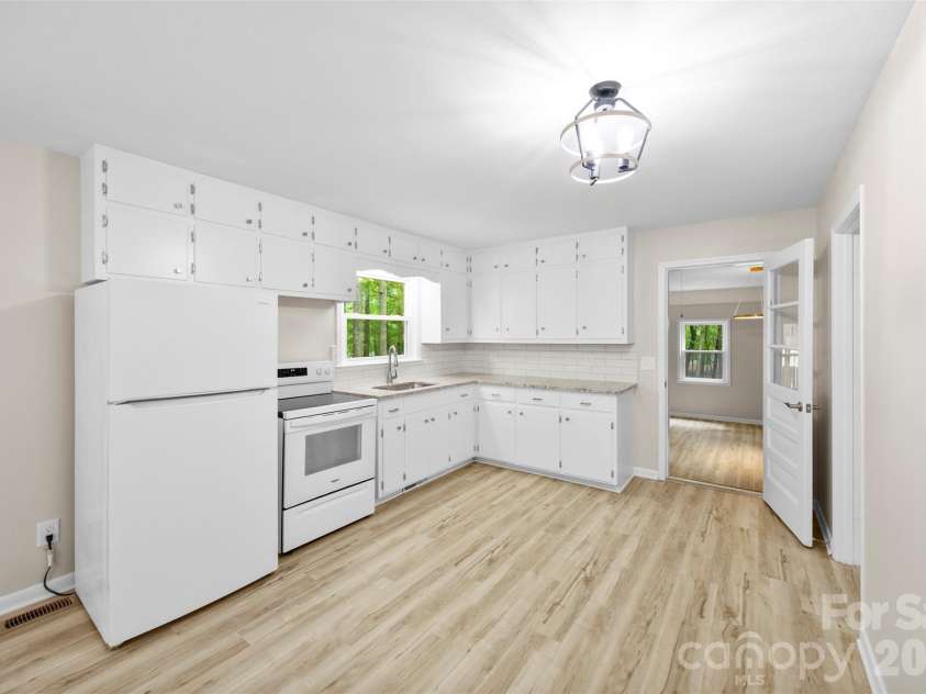 36183 Davis Drive, Albemarle, NC 28001.  MLS# CAR4391780, YatesRealty ID 30605. Kitchen