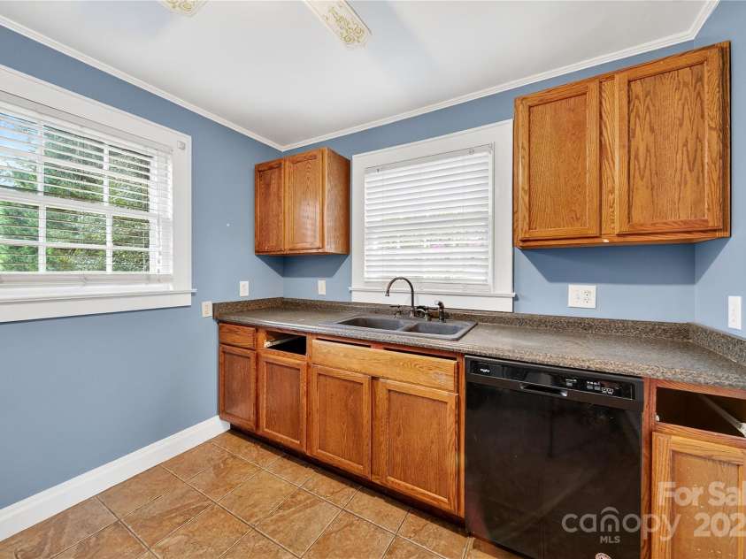 662 Carpenter Avenue, Mooresville, NC 28115.  MLS# CAR4286895, YatesRealty ID 30605. Kitchen has window over the sink!