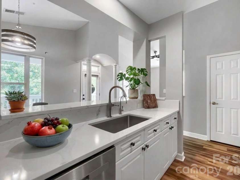 706 Northeast Drive, Davidson, NC 28036.  MLS# CAR4385734, YatesRealty ID 30606. Kitchen