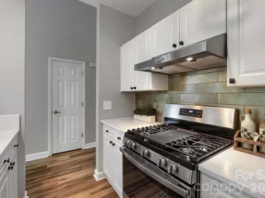 706 Northeast Drive, Davidson, NC 28036.  MLS# CAR4385734, YatesRealty ID 30606. Ktchen
