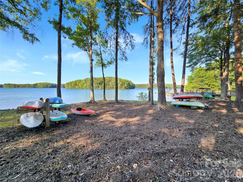 706 Northeast Drive, Davidson, NC 28036.  MLS# CAR4385734, YatesRealty ID 30606. Lake front kayak and paddleboard accedss