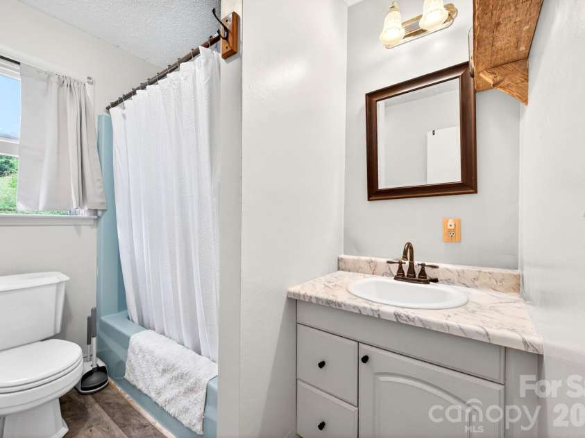 30 Reeves Drive, Burnsville, NC 28714.  MLS# CAR4391470, YatesRealty ID 30607. Bathroom 1