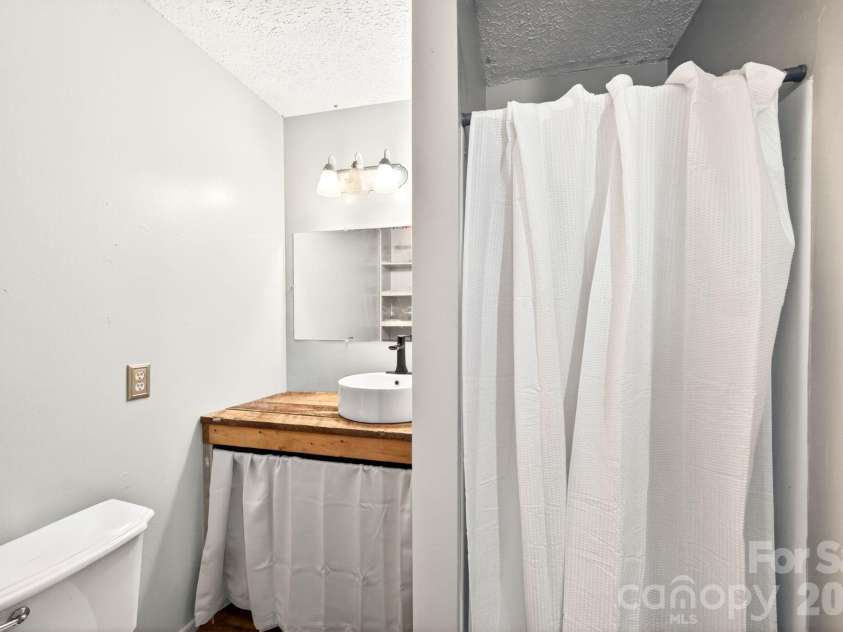 30 Reeves Drive, Burnsville, NC 28714.  MLS# CAR4391470, YatesRealty ID 30607. Bathroom - En Suite
