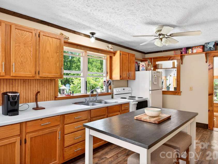 30 Reeves Drive, Burnsville, NC 28714.  MLS# CAR4391470, YatesRealty ID 30607. Kitchen