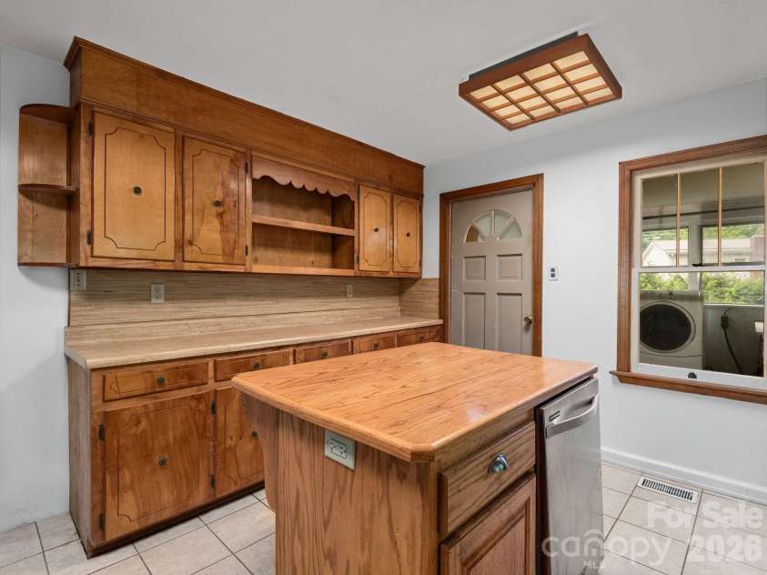 24 Piney Ridge Mountain Road, Zirconia, NC 28790.  MLS# CAR4382170, YatesRealty ID 30608. Beautiful Cabinetry