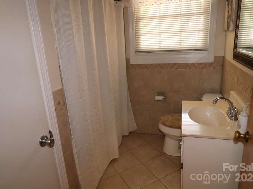 100 Ruby Lane, Gastonia, NC 28054.  MLS# CAR4284435, YatesRealty ID 30609. Hall Bath