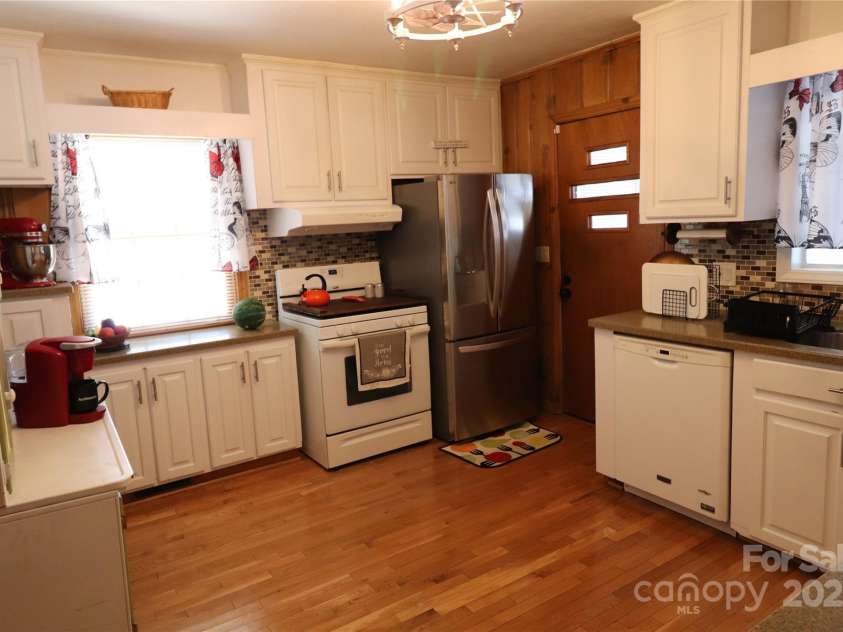 100 Ruby Lane, Gastonia, NC 28054.  MLS# CAR4284435, YatesRealty ID 30609. Kitchen