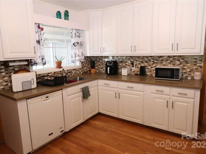 100 Ruby Lane, Gastonia, NC 28054.  MLS# CAR4284435, YatesRealty ID 30609. Kitchen