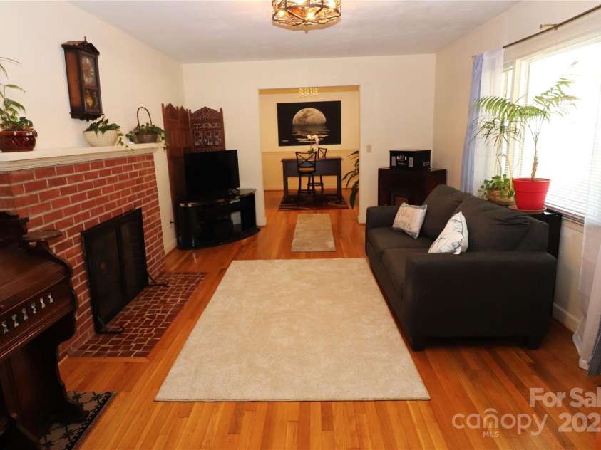 100 Ruby Lane, Gastonia, NC 28054.  MLS# CAR4284435, YatesRealty ID 30609. Living Room
