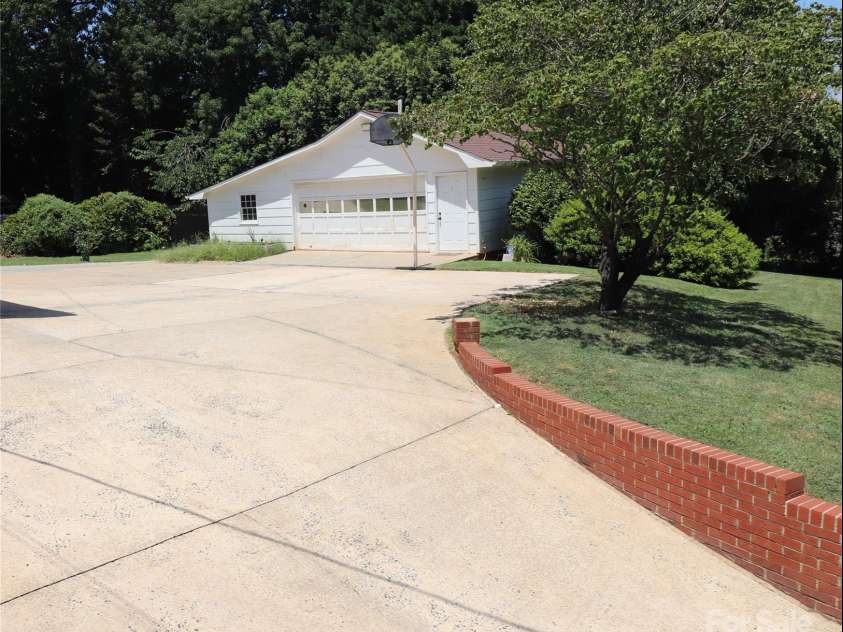 100 Ruby Lane, Gastonia, NC 28054.  MLS# CAR4284435, YatesRealty ID 30609. Right side of Circular Driveway
