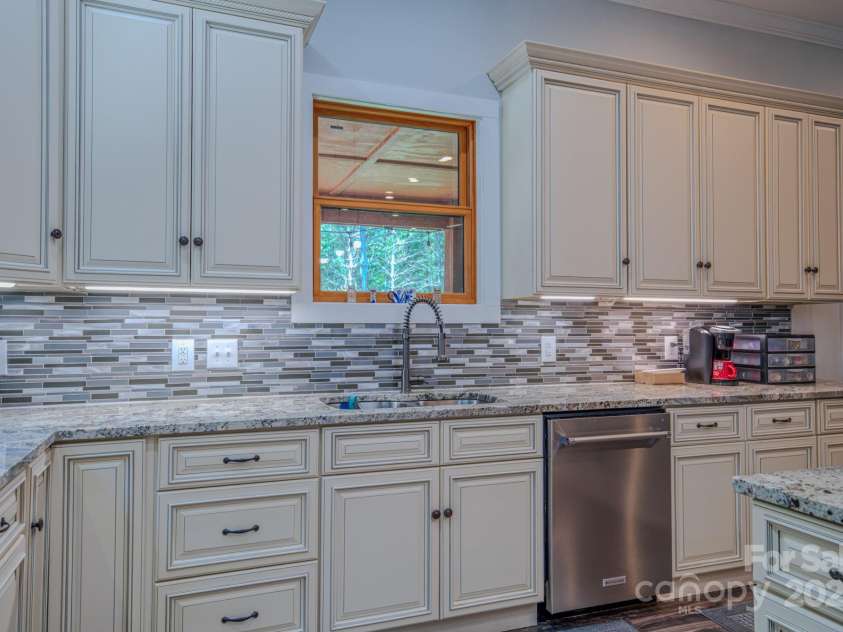 1416 Southpointe Drive, Morganton, NC 28655.  MLS# CAR4283259, YatesRealty ID 30610. 