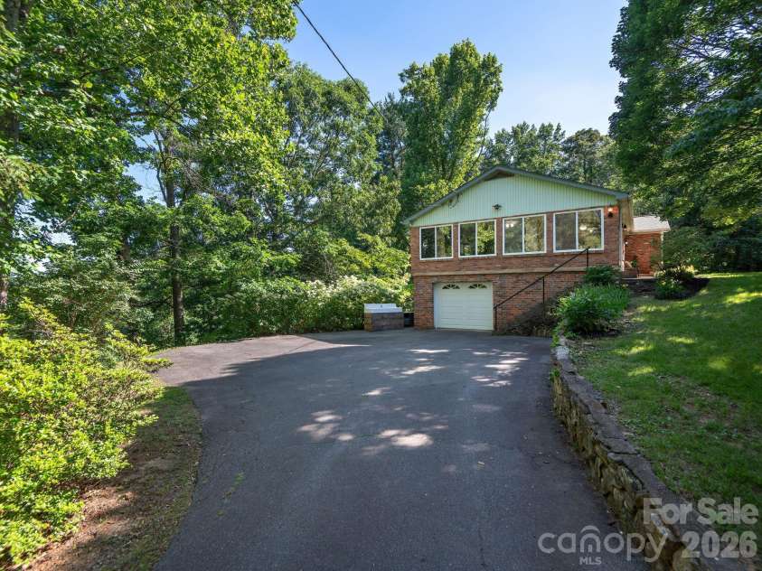 147 Oakview Road, Asheville, NC 28806.  MLS# CAR4387510, YatesRealty ID 30612. Convenient Lower Level Garage with Easy Access
