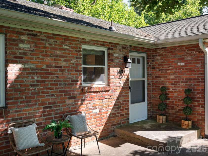 147 Oakview Road, Asheville, NC 28806.  MLS# CAR4387510, YatesRealty ID 30612. Inviting Front Entryway