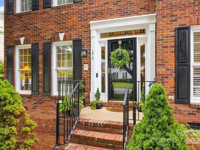 16719 Hampton Crossing Drive, Huntersville, NC 28078.  MLS# CAR4276983, YatesRealty ID 30613. 