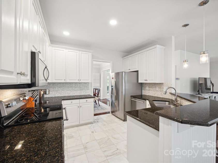 16719 Hampton Crossing Drive, Huntersville, NC 28078.  MLS# CAR4276983, YatesRealty ID 30613. 