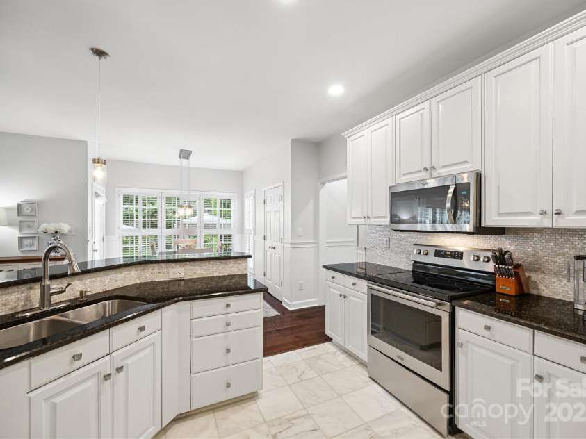 16719 Hampton Crossing Drive, Huntersville, NC 28078.  MLS# CAR4276983, YatesRealty ID 30613. 