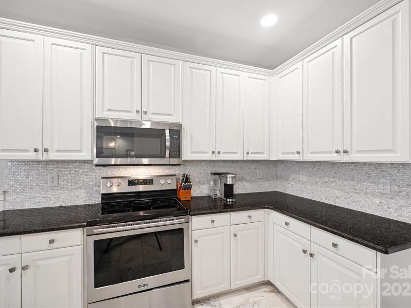 16719 Hampton Crossing Drive, Huntersville, NC 28078.  MLS# CAR4276983, YatesRealty ID 30613. 