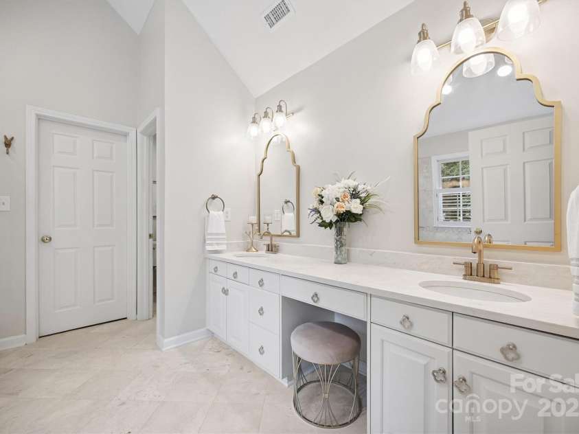 16719 Hampton Crossing Drive, Huntersville, NC 28078.  MLS# CAR4276983, YatesRealty ID 30613. 