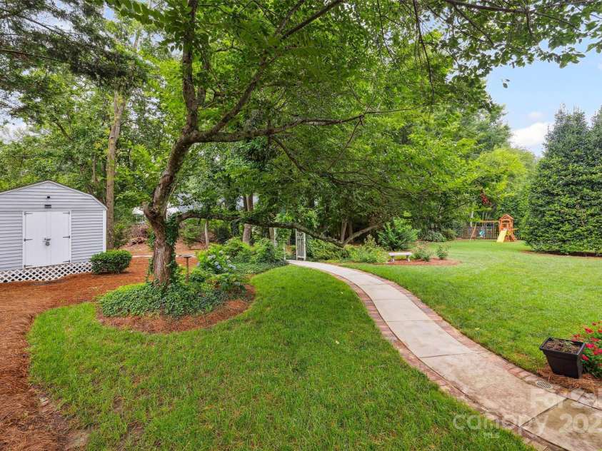 16719 Hampton Crossing Drive, Huntersville, NC 28078.  MLS# CAR4276983, YatesRealty ID 30613. 